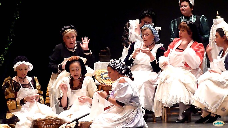 Representación dunha zarzuela, amosa un grupo de persoas noe scenario