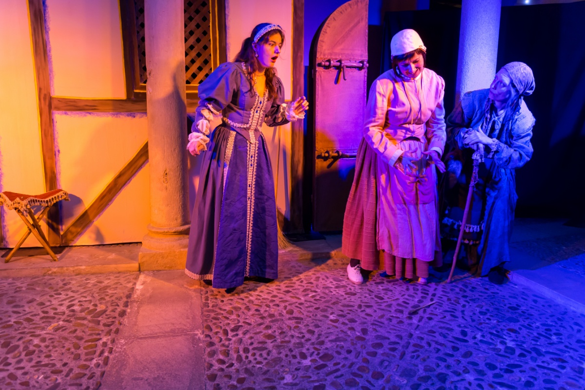 Imaxe de tres actrices interpretando un entremés 