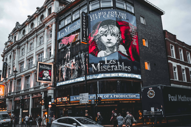 Fotografía dun teatro dende o exterior. amosa un grand cartel da obra