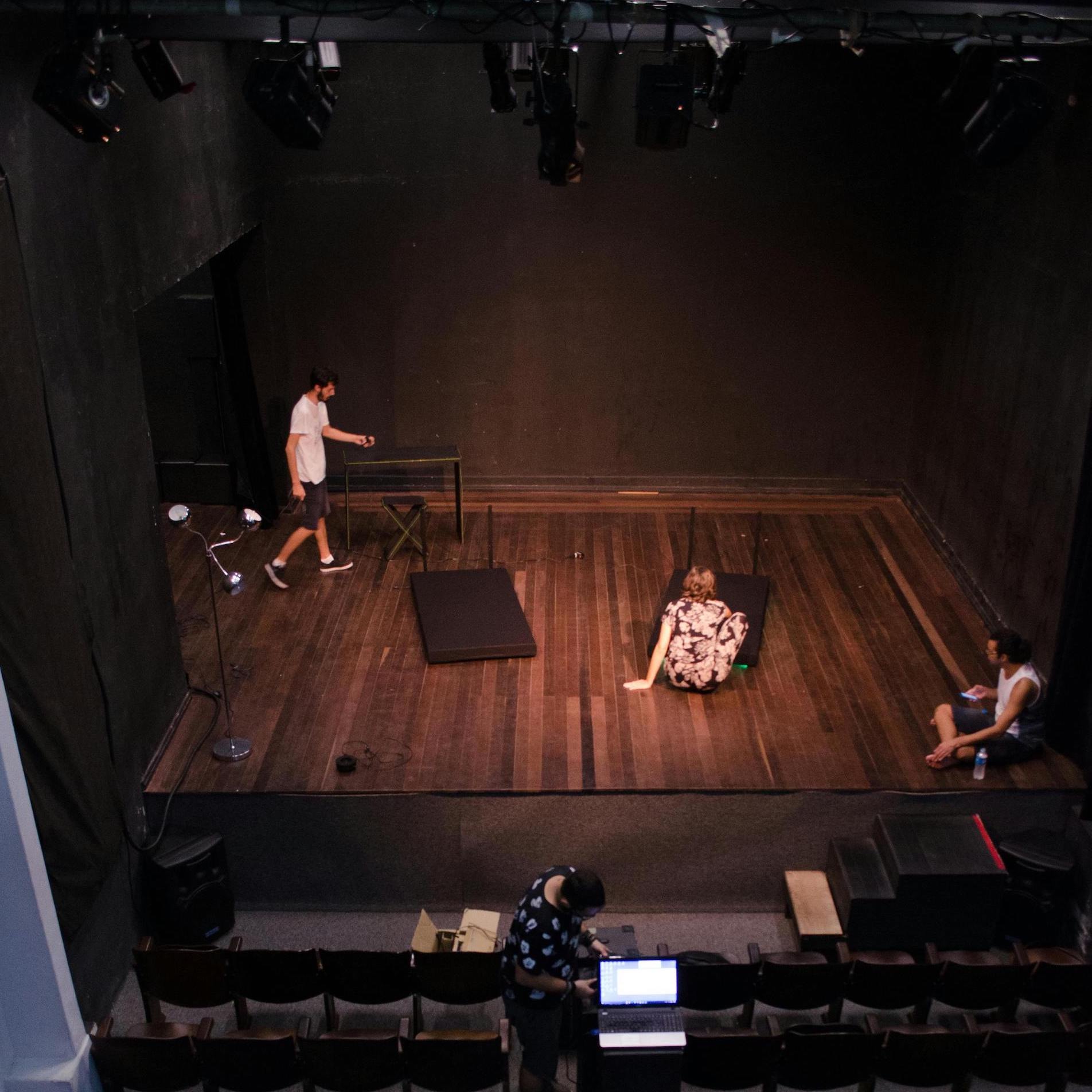 Imaxe da preparación dunha obra de teatro no escenario
