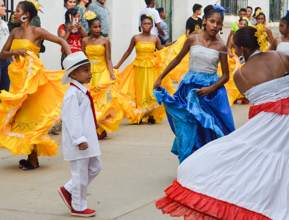 Imaxe dunha agrupación de bailaríns de diversas idades en Bolívar, Colombia.