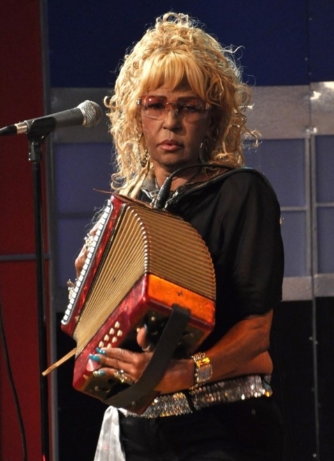 Imaxe dunha muller música na República Dominicana, 