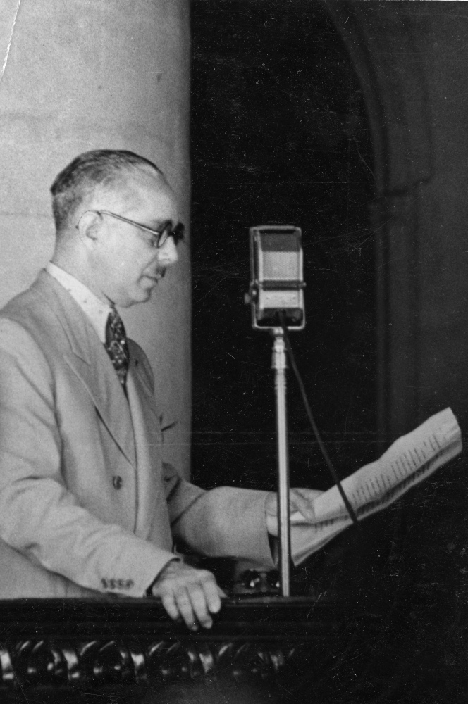 Fotografía de Rafael L. Trujillo lendo un discurso.