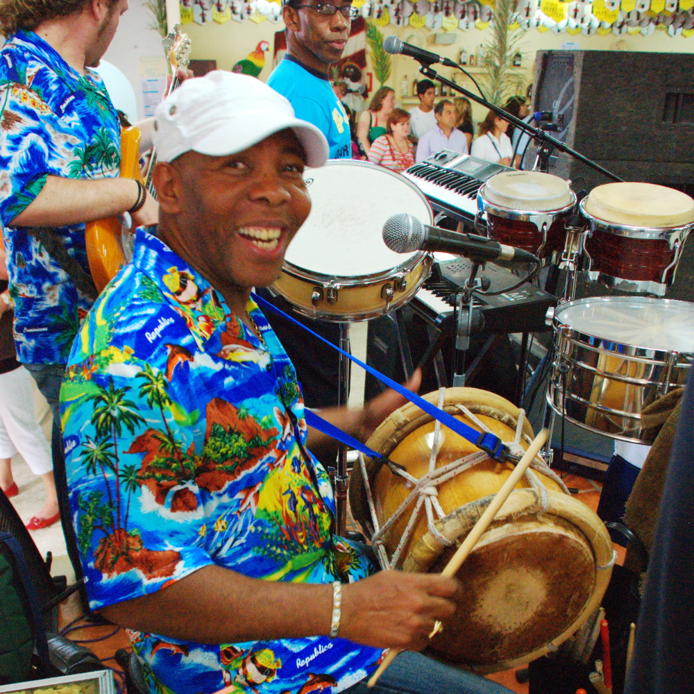 Imaxe dun percusionista tocando a tambora.