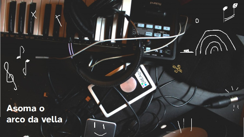 Mesa de compoñer con teclados, aparellos tecnolóxicos e outras ferramentas. Ilustra a parte compositiva do período coas novas tecnoloxías destacando nun fondo escuro.