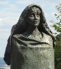Estatua de pedra coa imaxe de Hildegarda de Bingen, unha das compositoras máis brillantes da Idade Media.