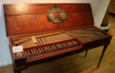 Fotografía dun clavicordio ben conservado