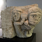 Capitel con xograres tallados en pedra. Ilustra a sociedade do momento a través da arquitectura.