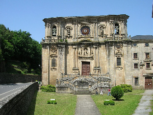 Vista do Mosteiro de San Xulián de Samos. É unha das imaxes que serven para entender a arquitectura na Idade Media en Galicia.