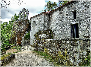 Vista do Mosteiro de San Pedro de Rocas. É unha das imaxes que serven para entender a arquitectura na Idade Media en Galicia.