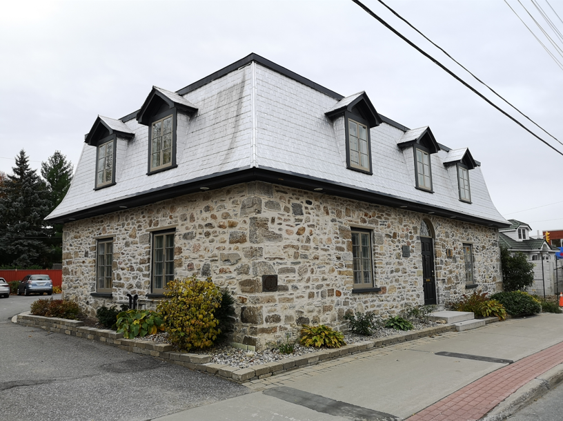 Vivenda de pedra e madeira en Ottawa, Canadá