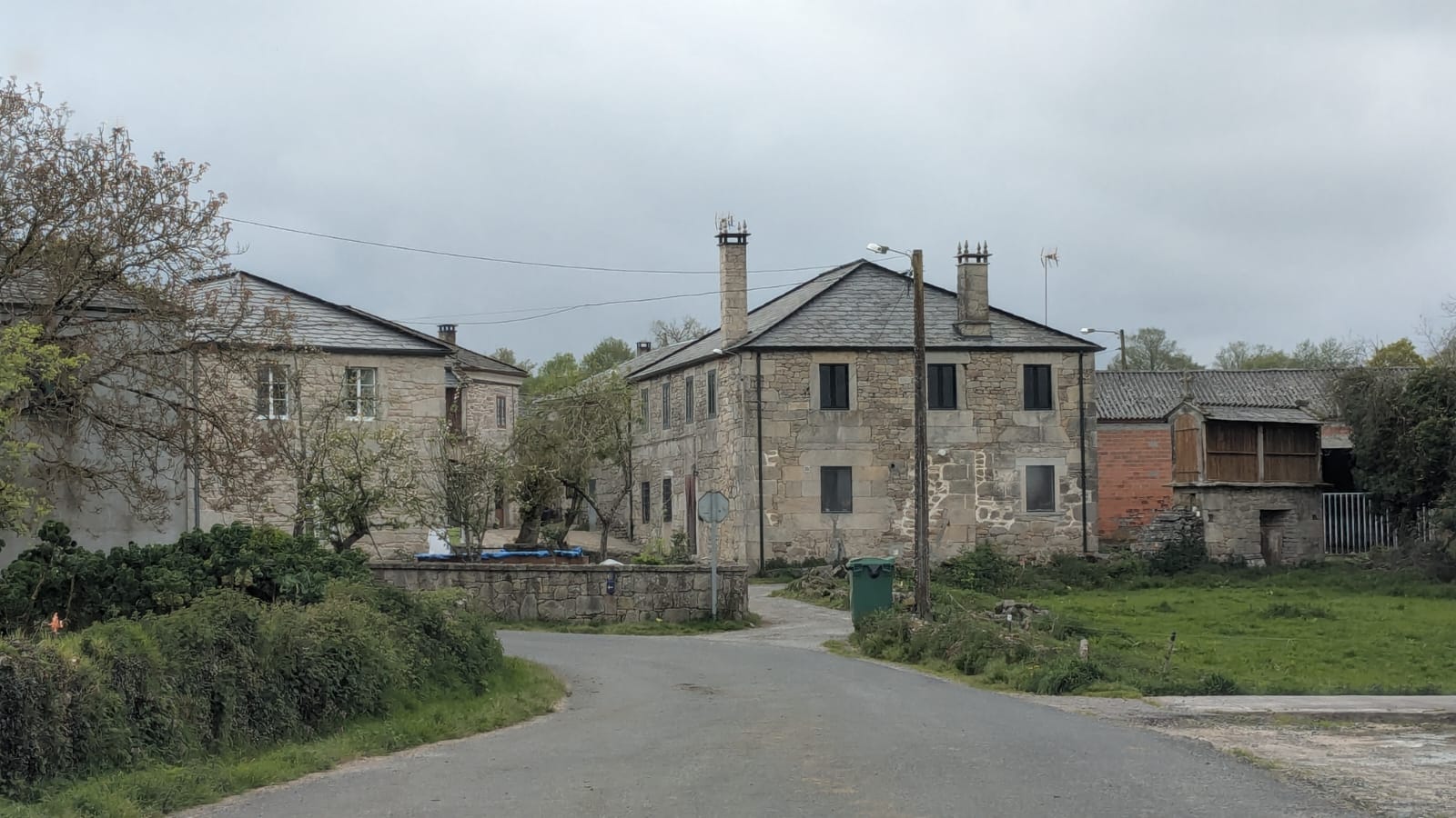 Casa encintada con cal en Friol