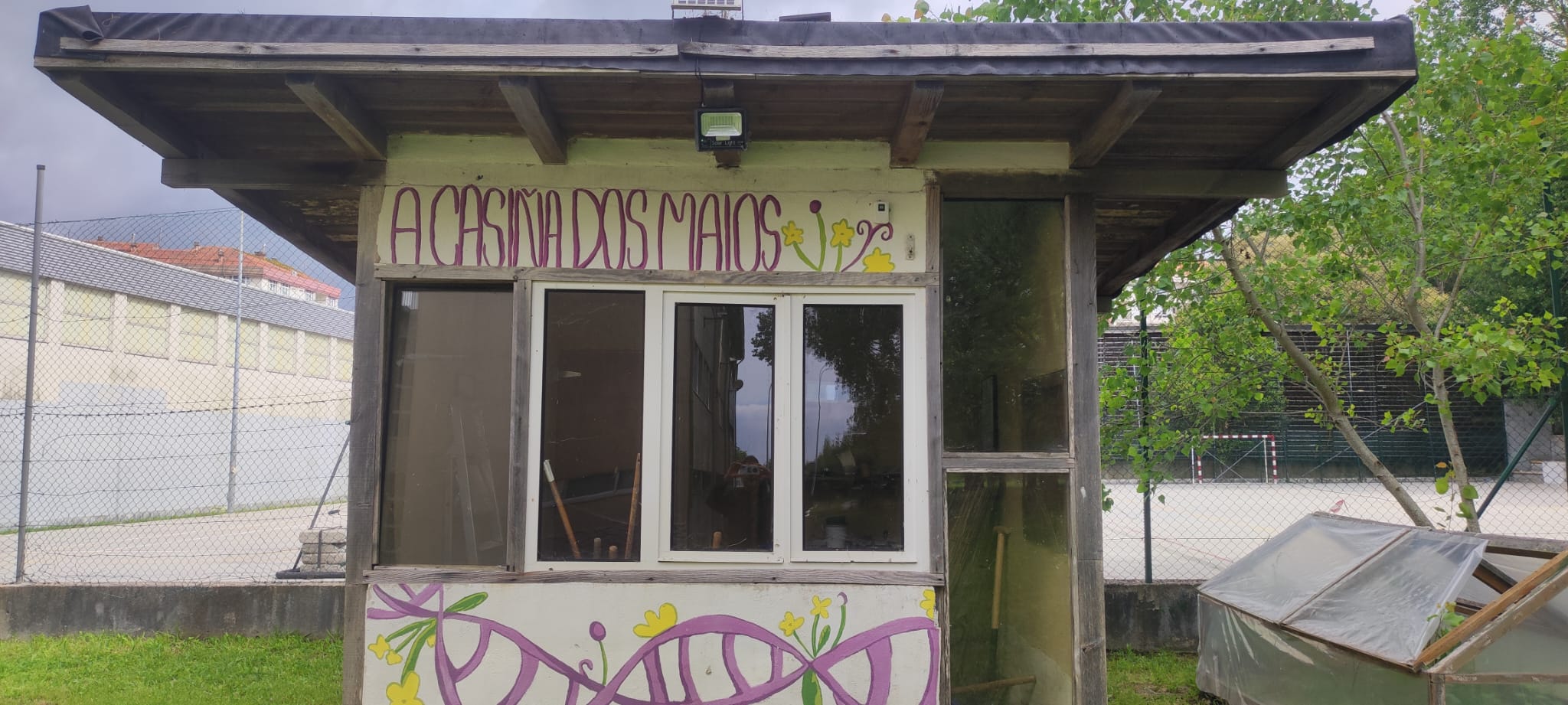 Frontal Casiña Maios con cornixa a sur