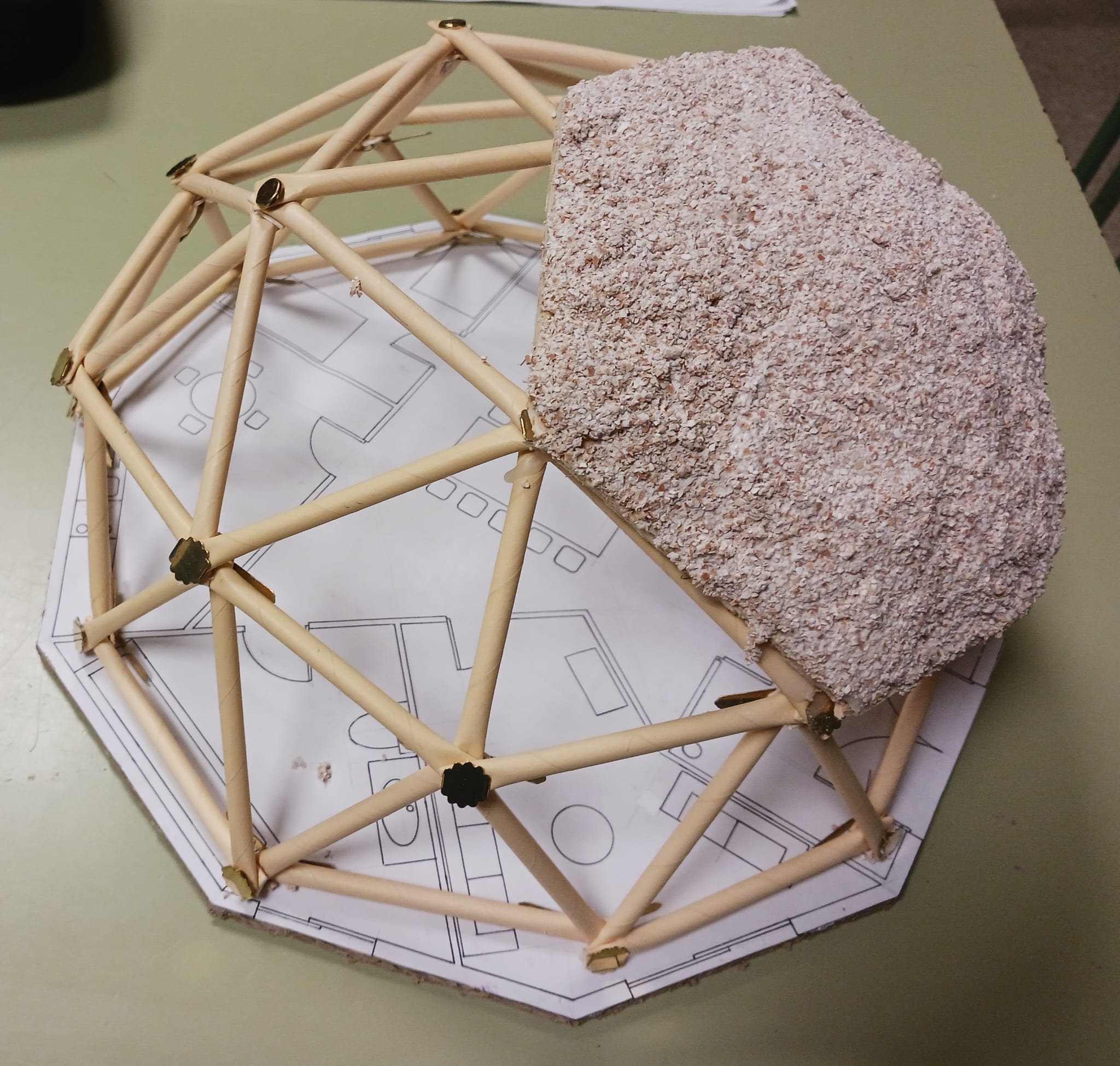 Domo de papel e cuberta de OSB e biocerámica de ovo