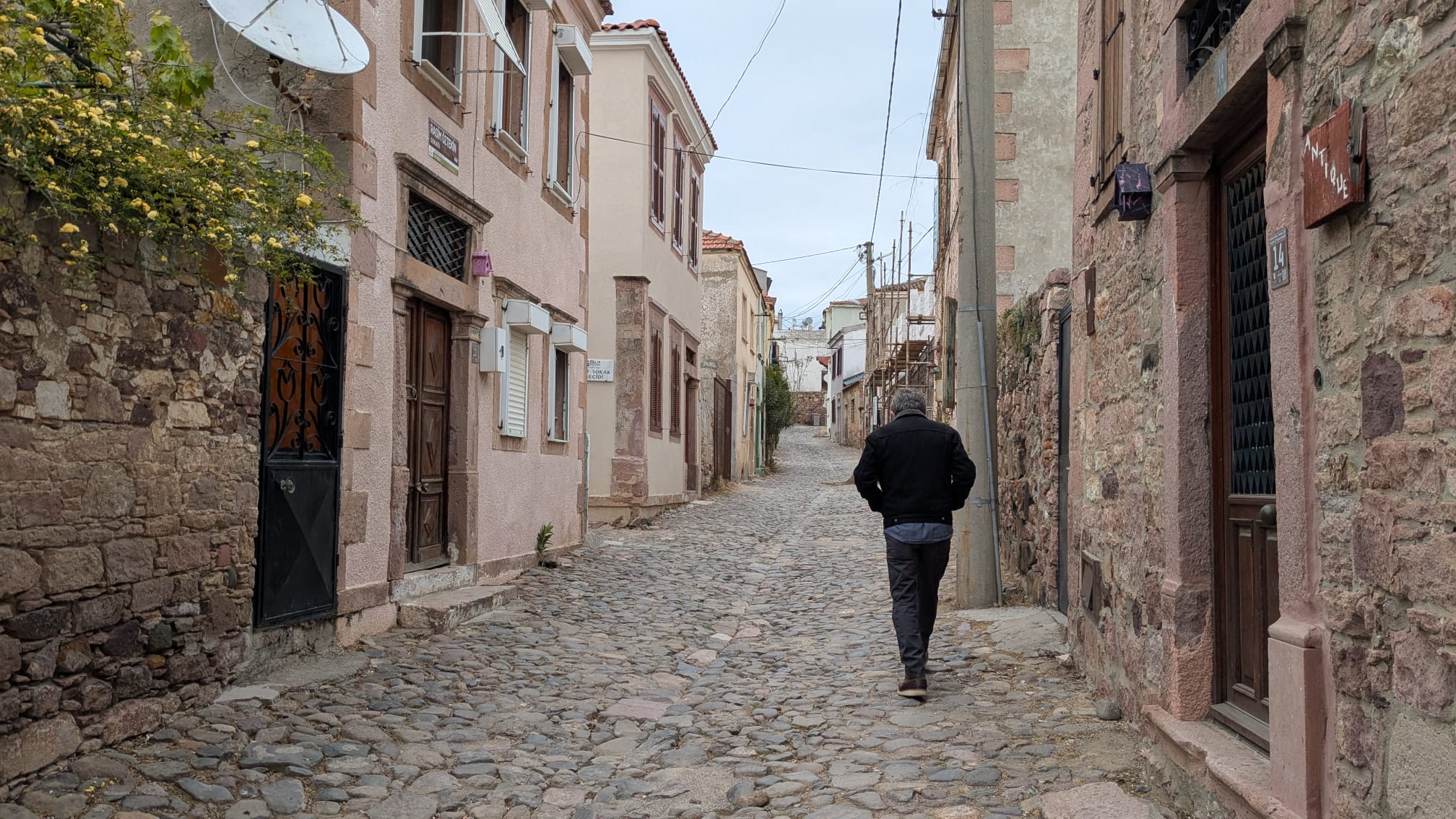 Casas de pedra calcaria en Cunda, Turquía