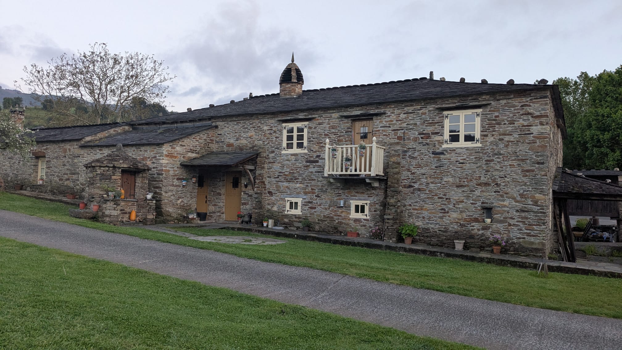 Casa típica da Mariña interior, linde con Asturias