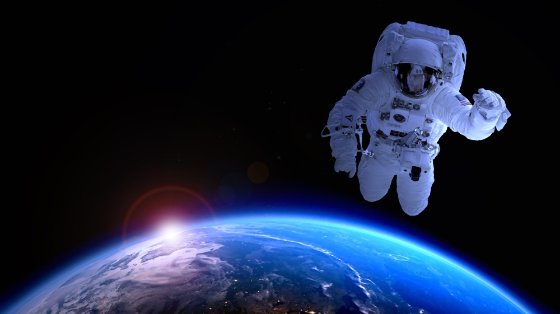Astronauta flotando no espazo