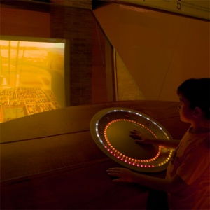 Persoa manipulando a máquina do tempo