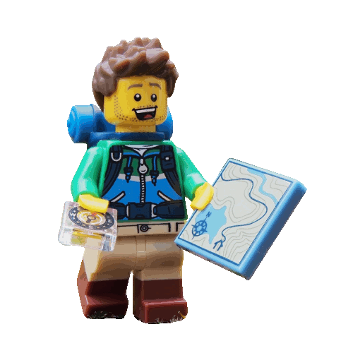 Boneco animado de Lego explorador con mapa camiñando