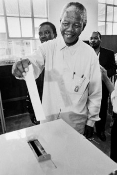 Imaxe de Nelson Mandela votando