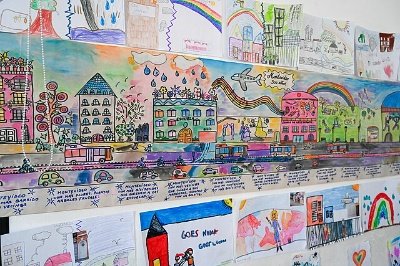 Mural dunha cidade feito por nenos e nenas