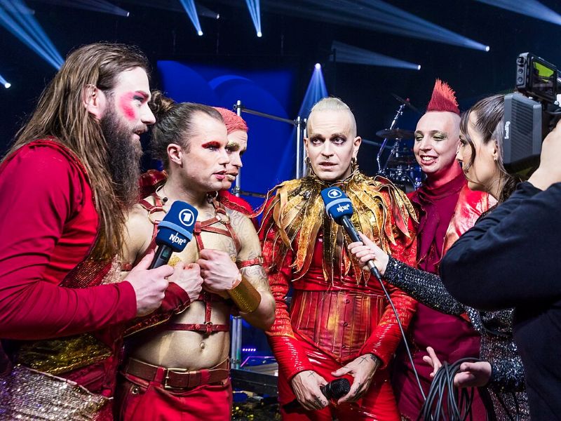 Imaxe de persoas vestidas de superheroes con micrófonos