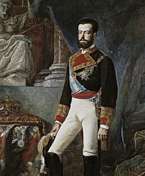 Amadeo de Savoia sae na imaxe posando cun uniforme militar de cores negra, vermella e branca.