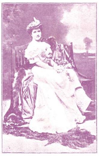 Imaxe dun posado con vestimenta de marquesa de María Vinyals