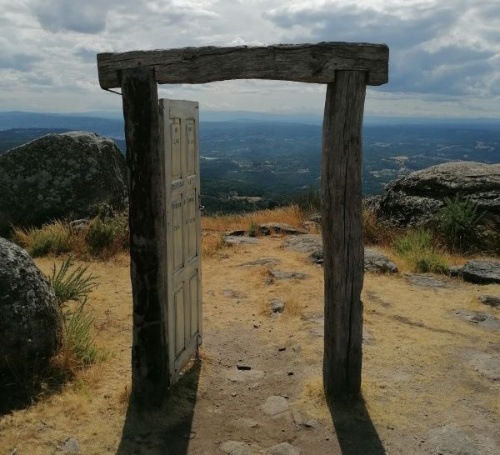 Miradoiro cun marco cunha porta aberta na Ribeira Sacra