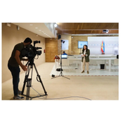 Xornalista facendo un directo para televisión