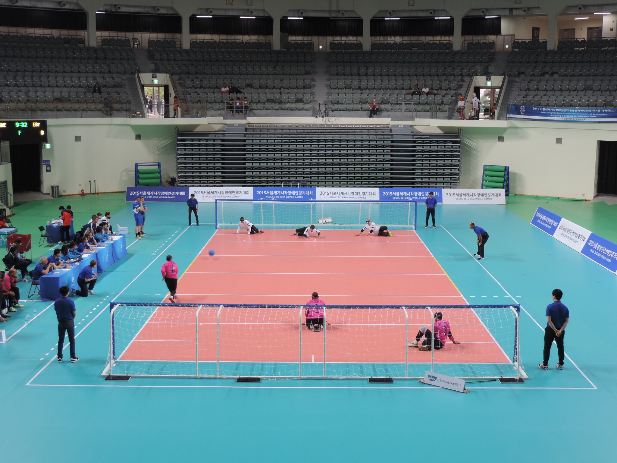 Pista goalball Fotografía dun partido de goalball no que se ve a pista de xogo completa