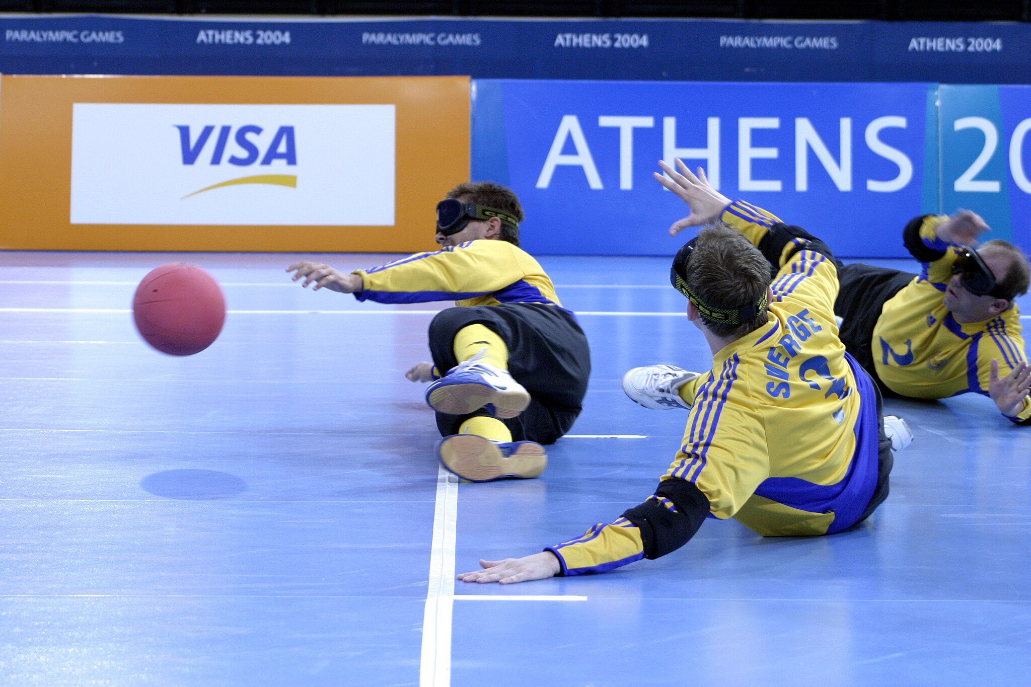 Fotografía na que aparece un equipo de goalball parando un gol do equipo contrario durante un partido