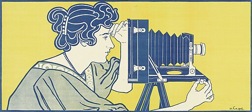 Muller con cámara de cinema antiga