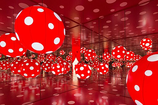 Instalación artística de Yayoi Kusama, Dots Obsession, 2013-2016 Fotografía dunha instalación artística de Yayoi Kusama, Dots Obsession, 2013-2016