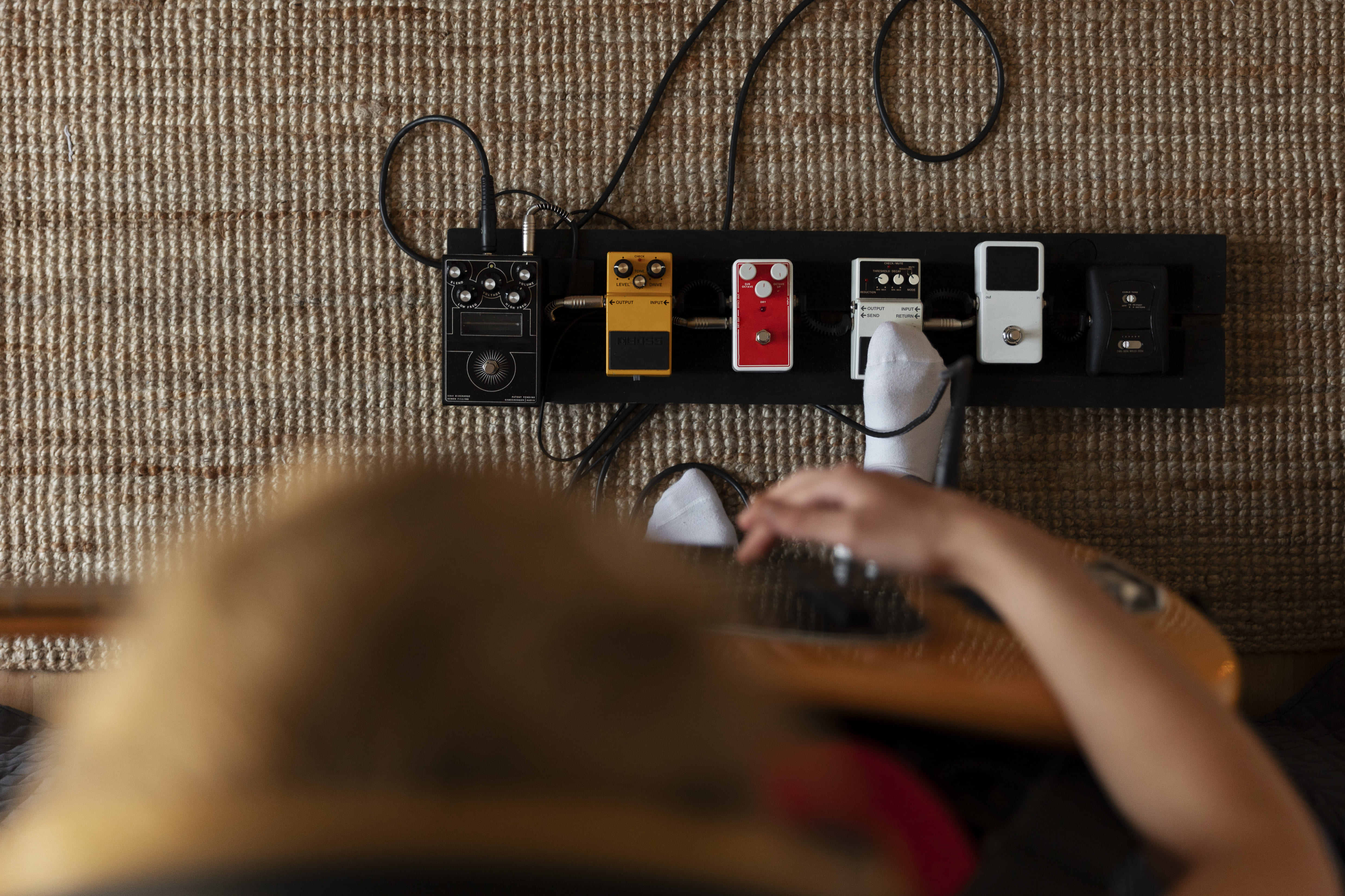 Artista creando música pop de dormitorio alternativa