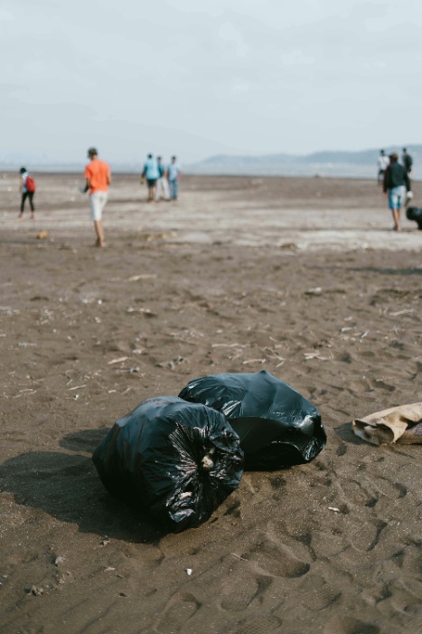 Bolsa basura recollida praia Bolsa de basura de recollida na praia.