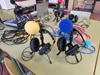 Micrófonos de radio nunha escola
