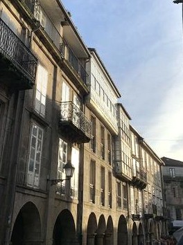 Viviendas de piedra pegadas unas a otras con diferentes alturas.