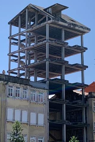 Vista general de un edificio en obras