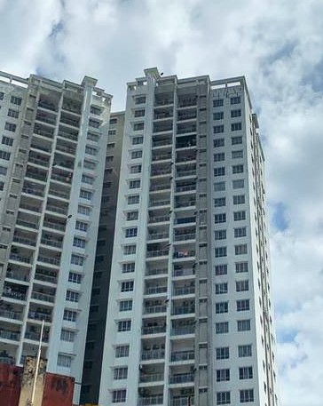 Edificio con muchas plantas de colores blancos y grises. 