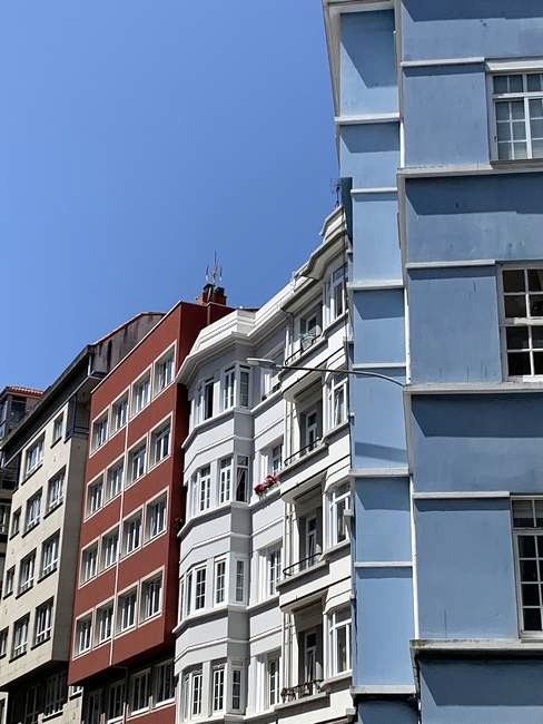 Edificios de diferentes colores y alturas en la ciudad de A Coruña.