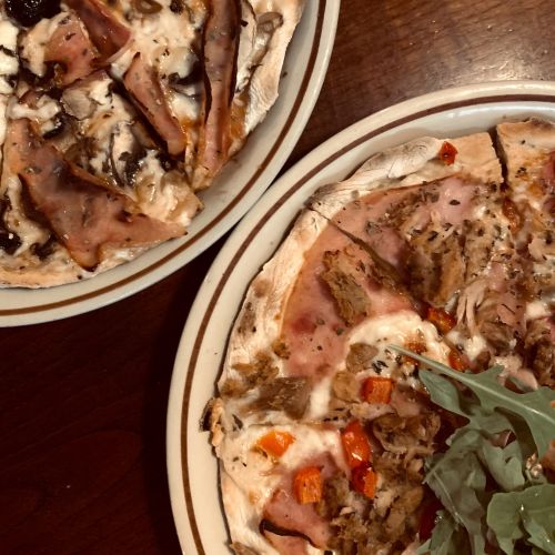 Pizzas sobre un plato circular.