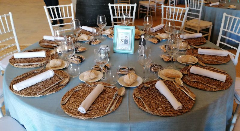 Mesa (cREAgal) Mesa con menaje para una fiesta