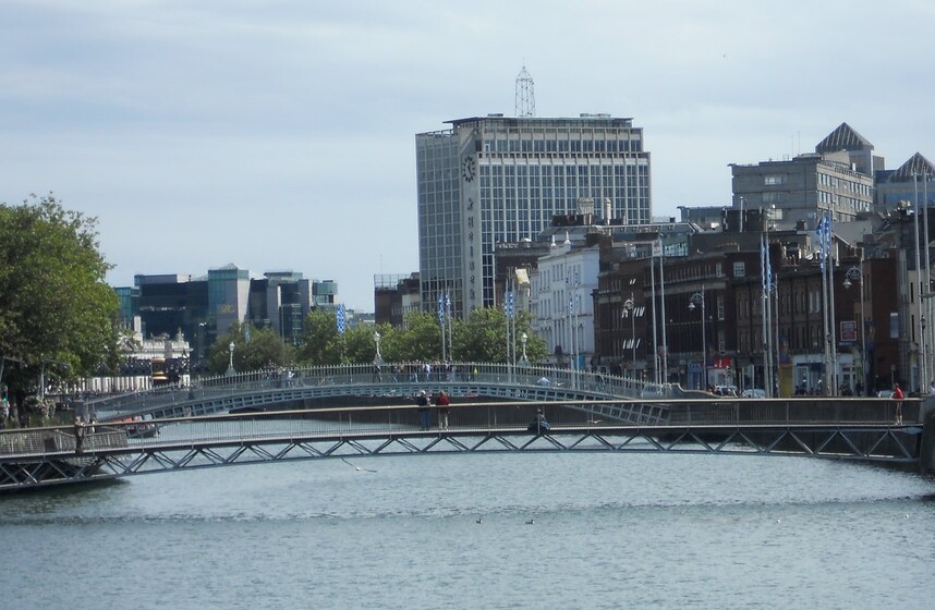 Puente sobre un río con una ciudad al fondo