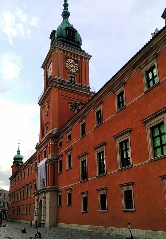 Vista lateral palacio Real en Varsovia