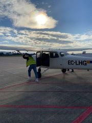 Avioneta en aeropuerto con puesta de sol