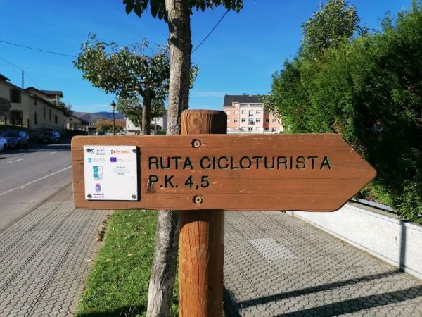 Cartel que indica una Ruta Cicloturista con el texto P.K. 4,5