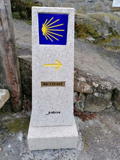 Mojón del Camino de Santiago con una placa que indica 110,602 km