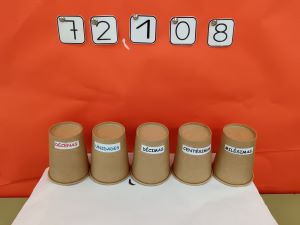 Numero decimal representado por vasos y fichas