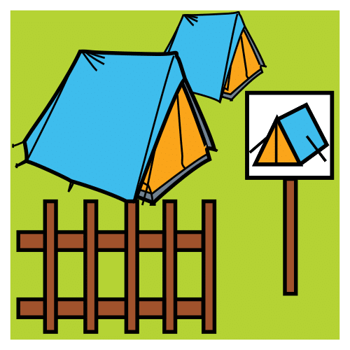 Zona de acampada con diferentes tiendas, una señal de campamento y una valla. 